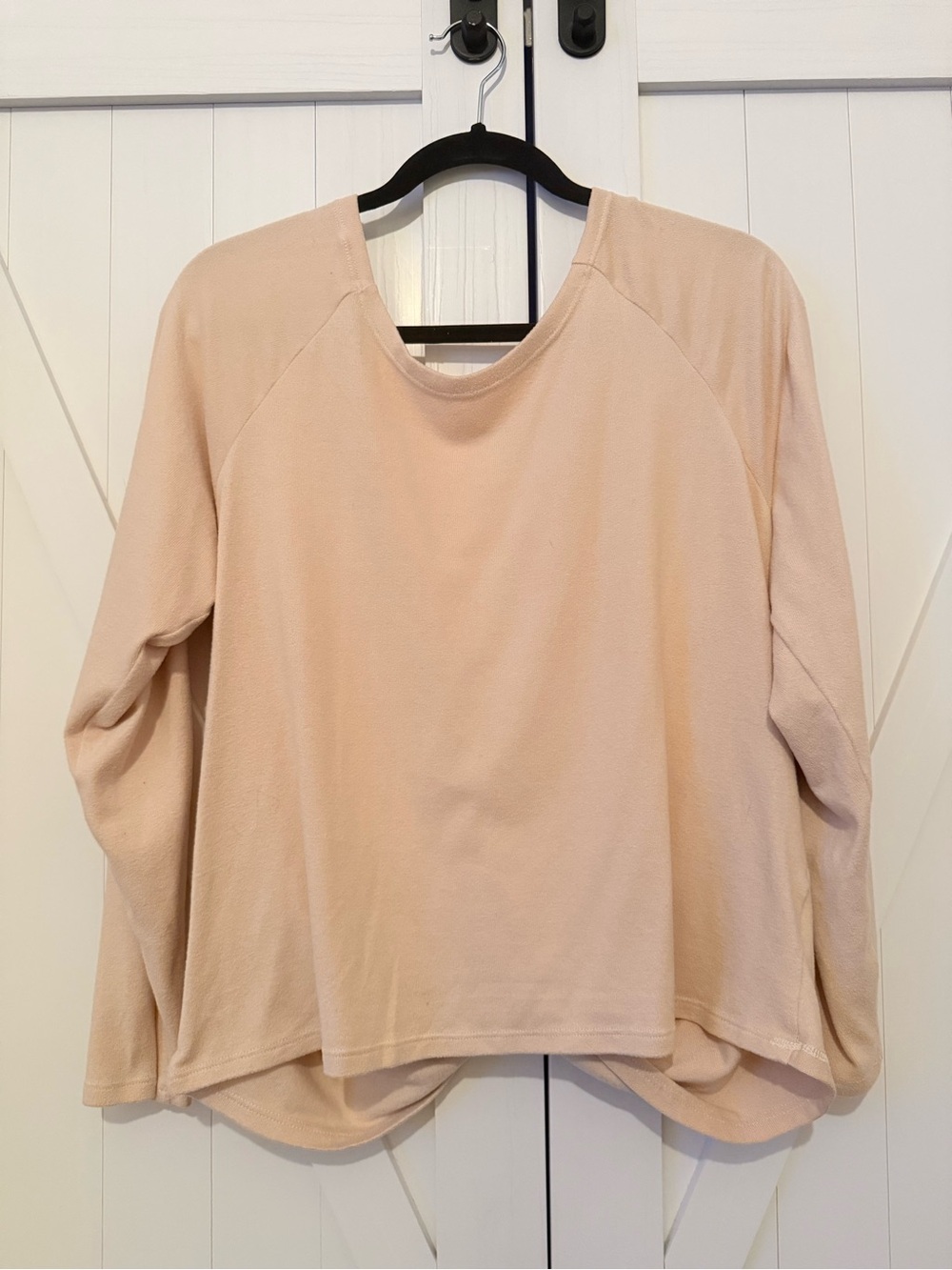 Women’s Crewneck Long-Sleeve Sweatshirt in Beige with Open Back